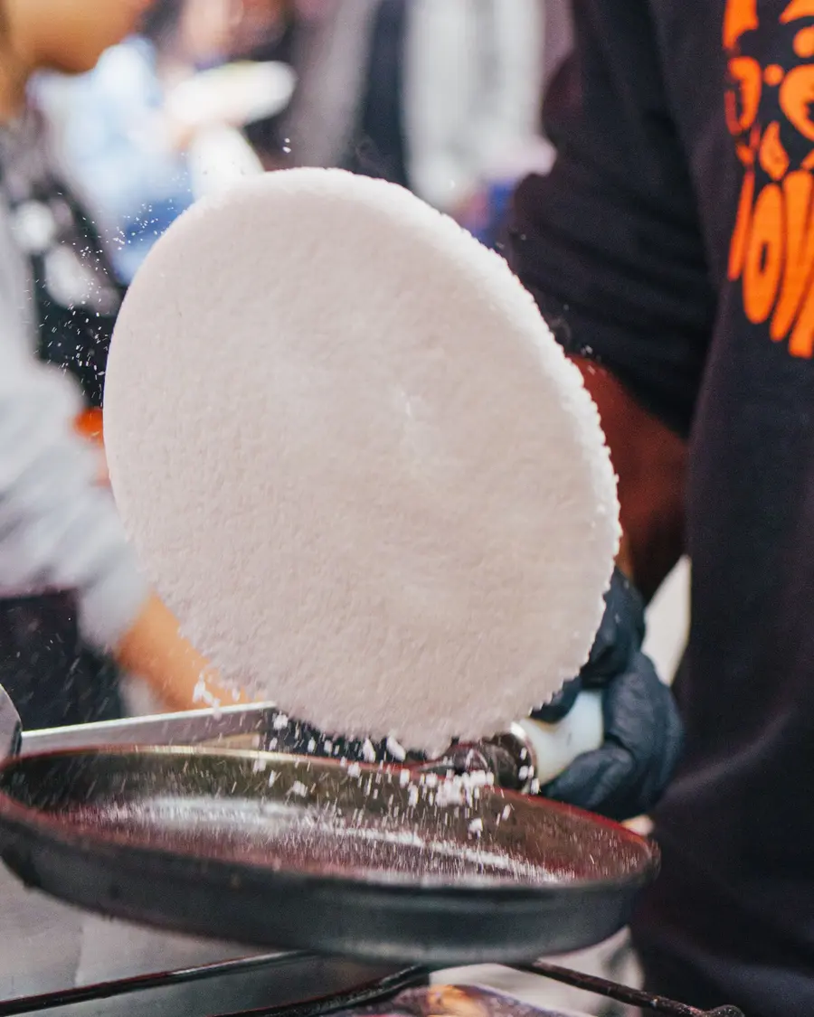 Tapioca sendo virada na frigideira