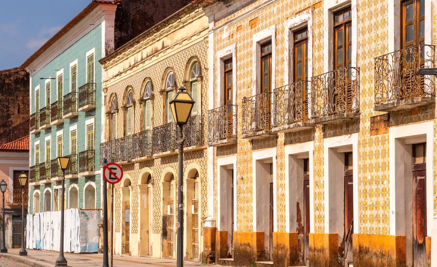 Fileira de casarões coloniais coloridos com fachadas de azulejos e sacadas de ferro em São Luís