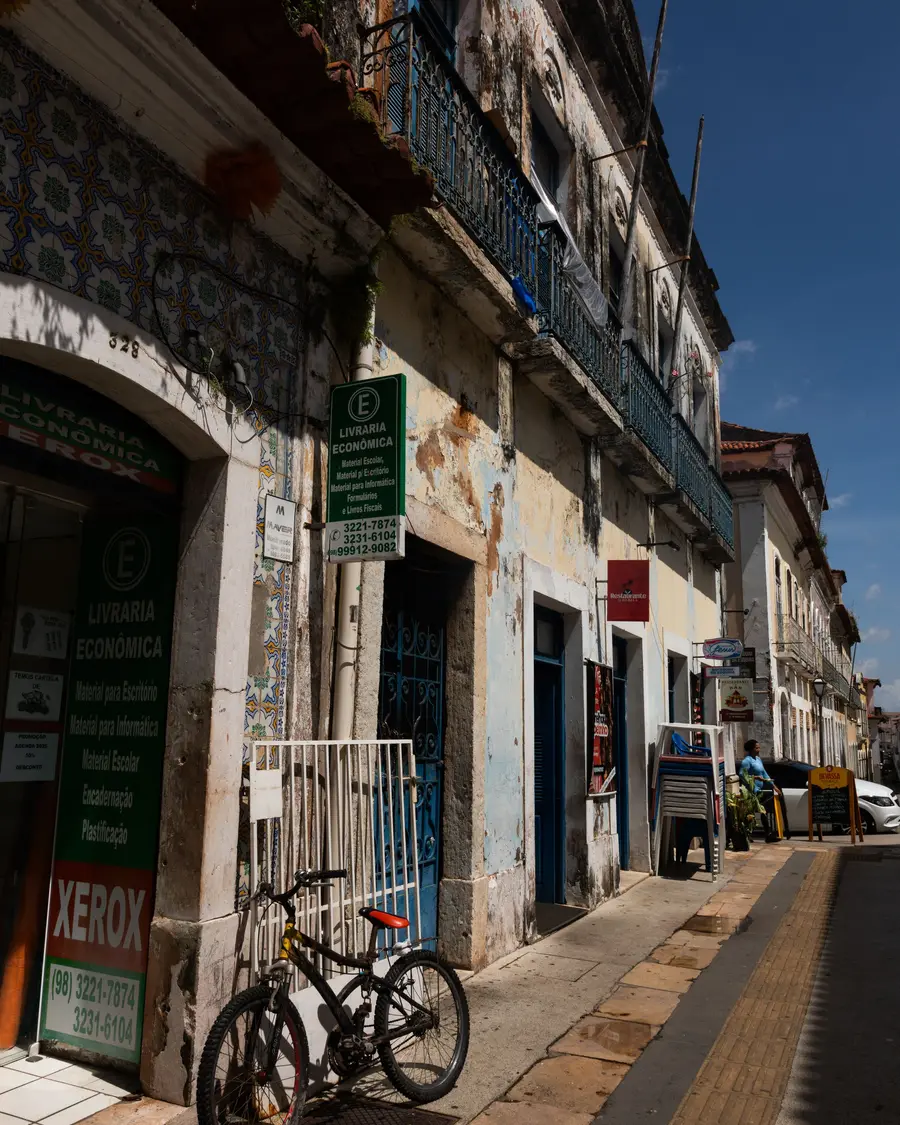 Rua de casarões antigos em São Luís, com bicicleta encostada na calçada